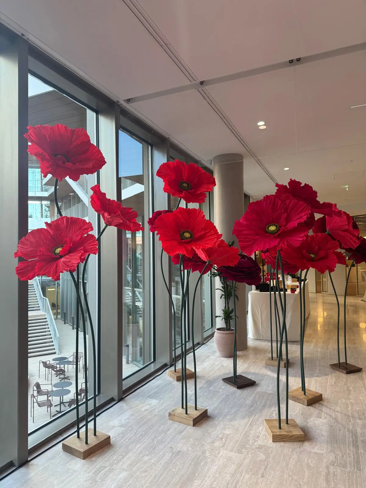 Fleurs en papier rouges pour décoration de vitrine