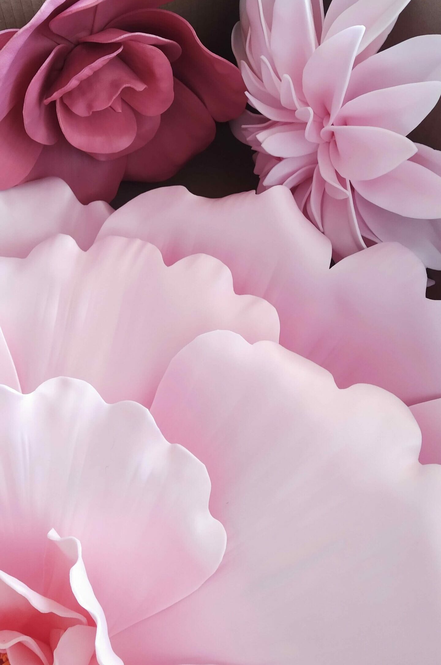 Détail de fleurs monumentales en mousse réalisées sur mesure