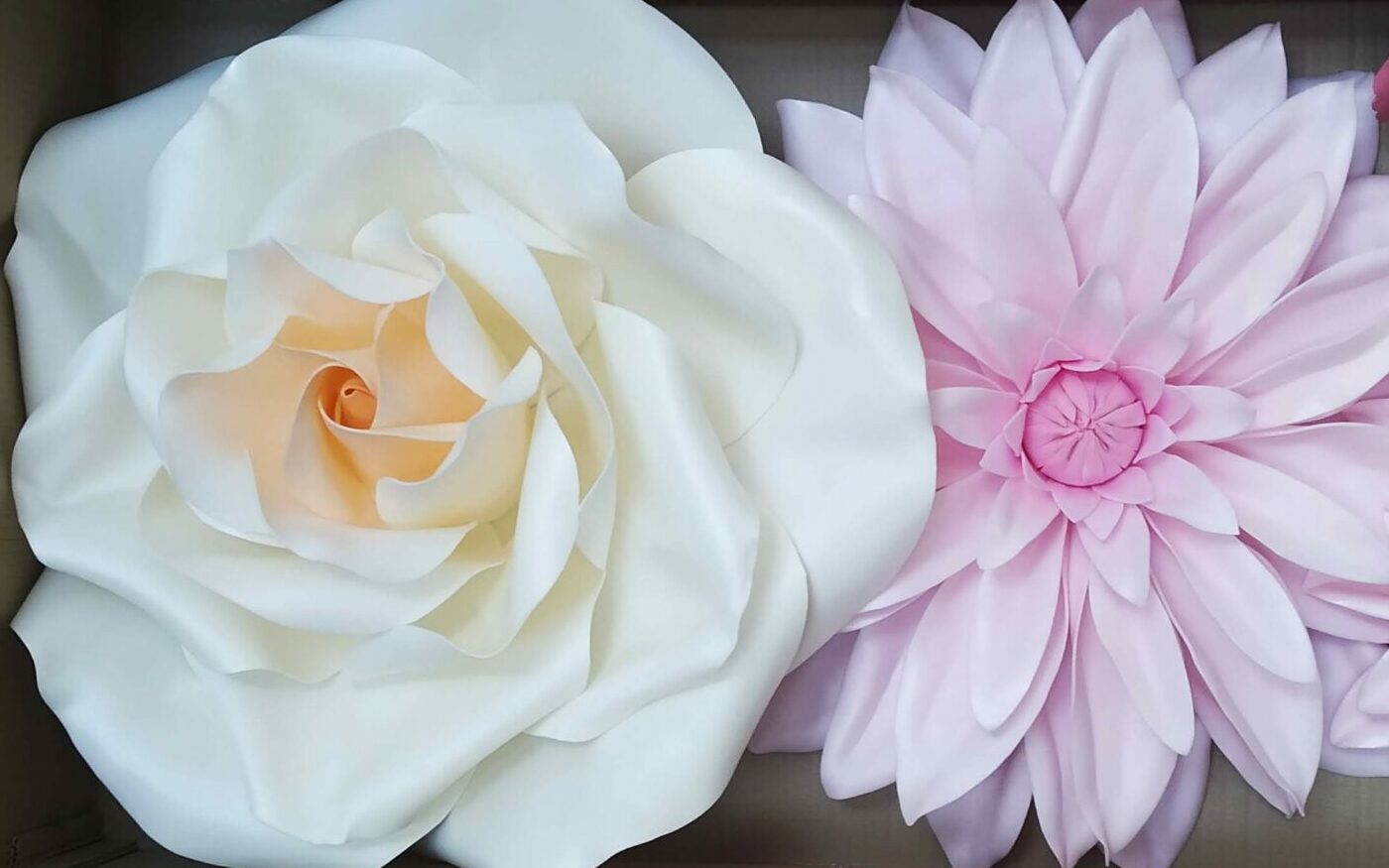 Détail de fleurs monumentales en mousse réalisées sur mesure