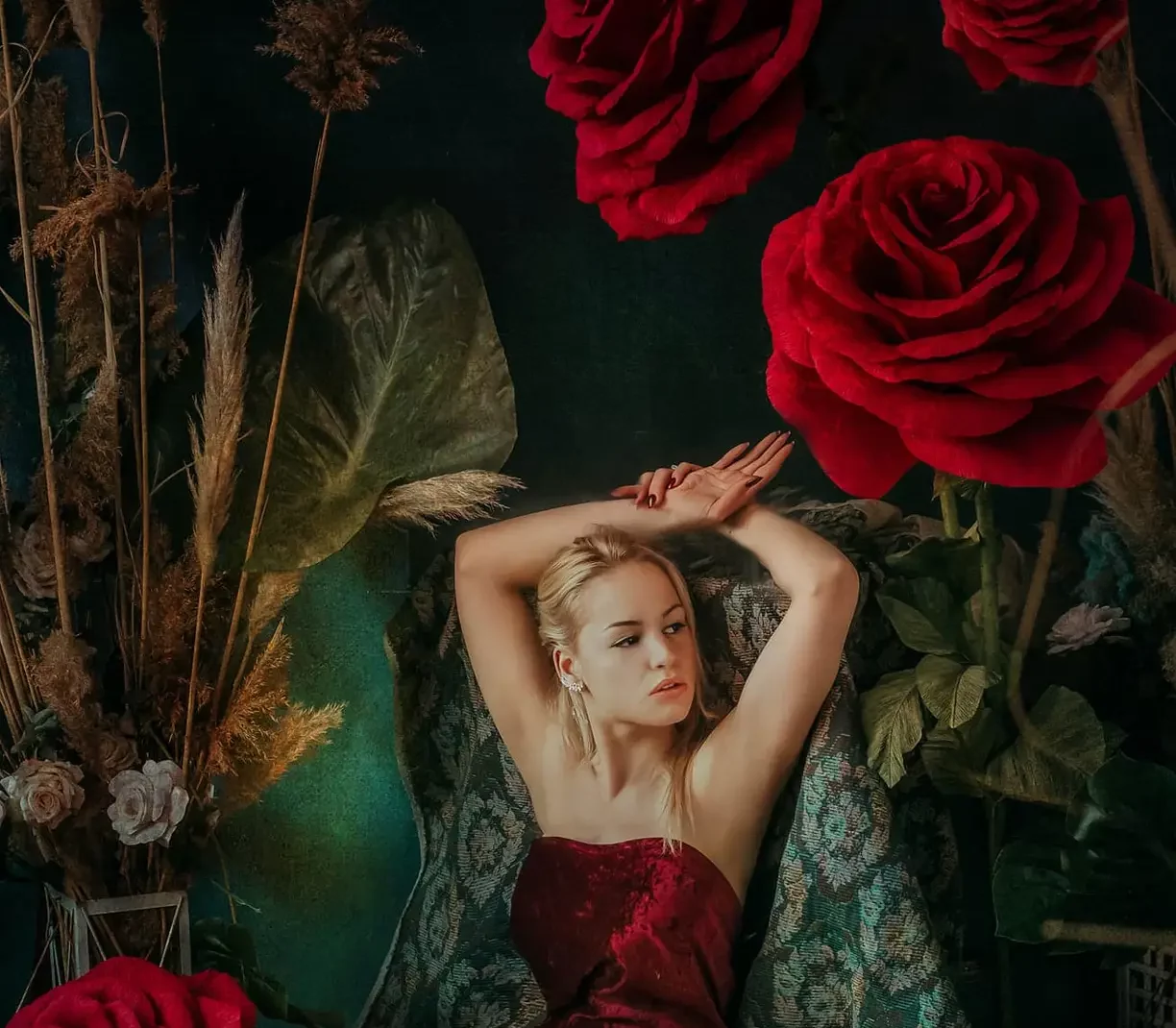 Roses monumentales en papier réalisées pour un shooting