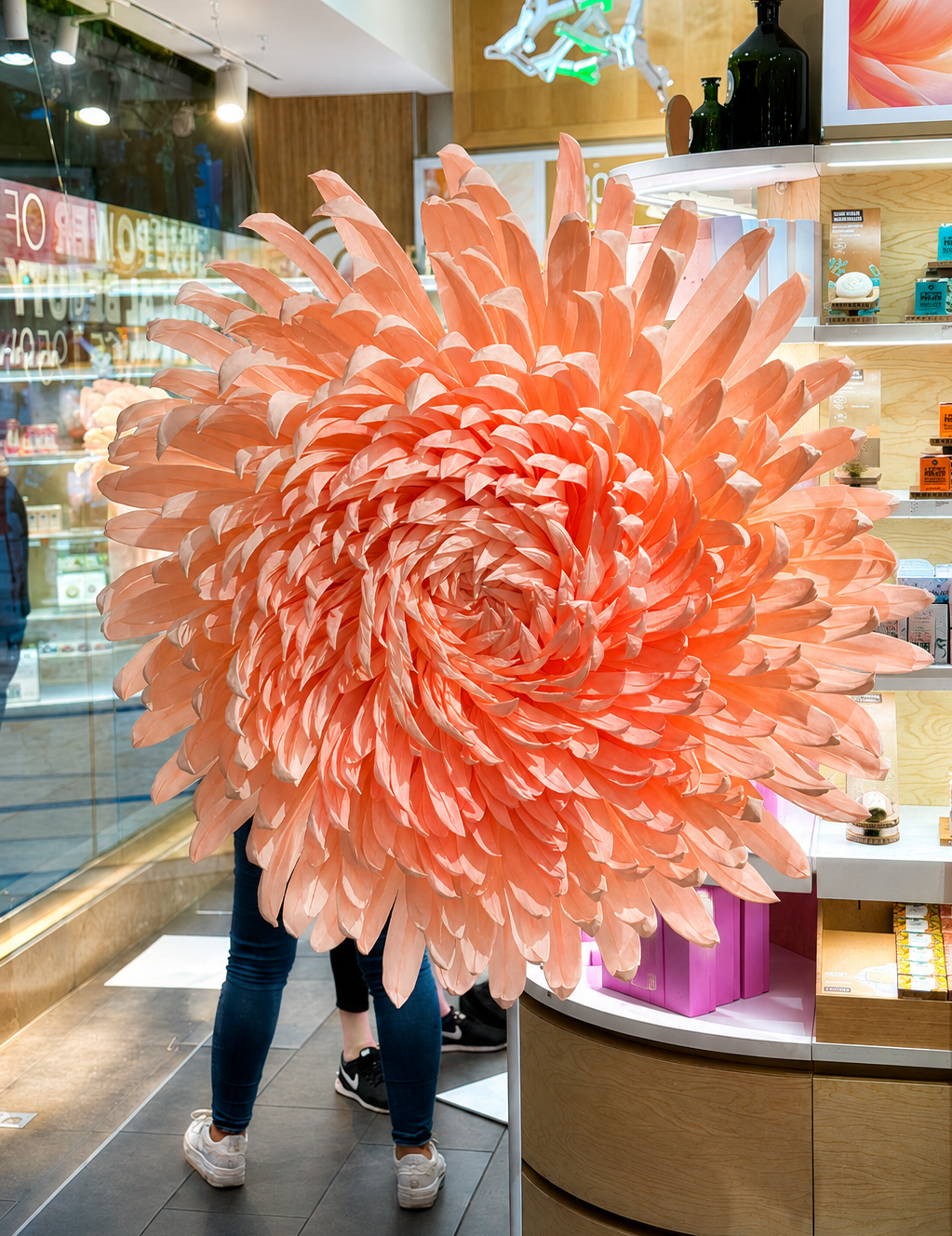 Fleur monumentale en papier présentée à l’échelle d’une personne