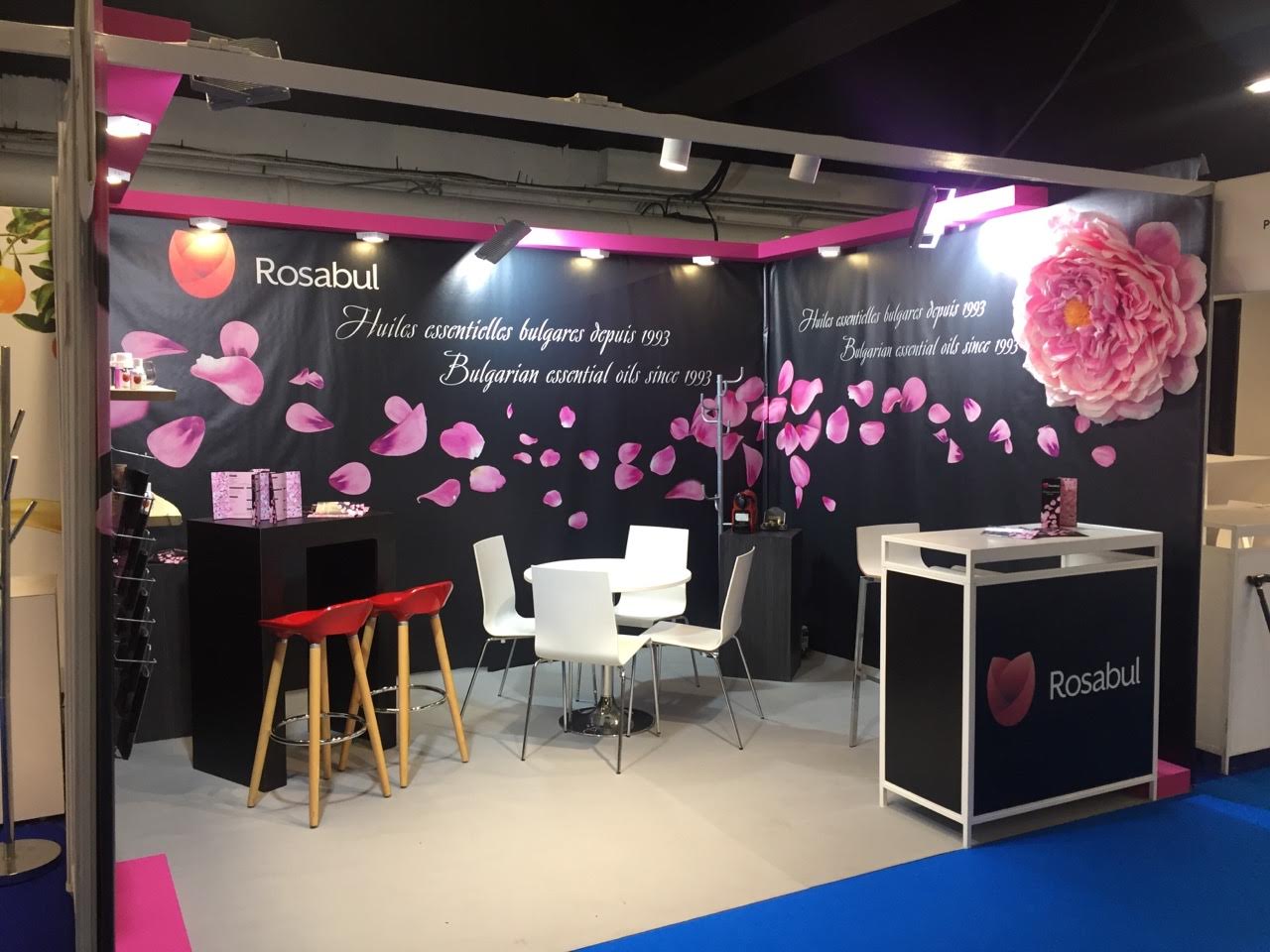 Rose monumentale en papier réalisée pour un salon professionnel