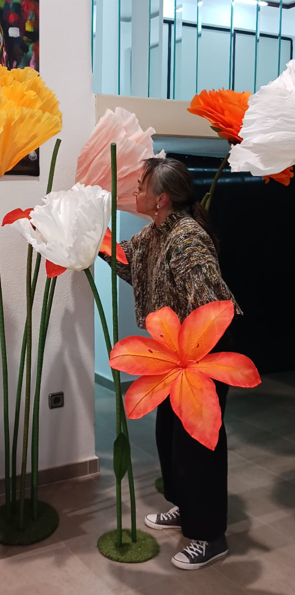 Fabrication et montage de grandes fleurs en papier par Atelier Pirina