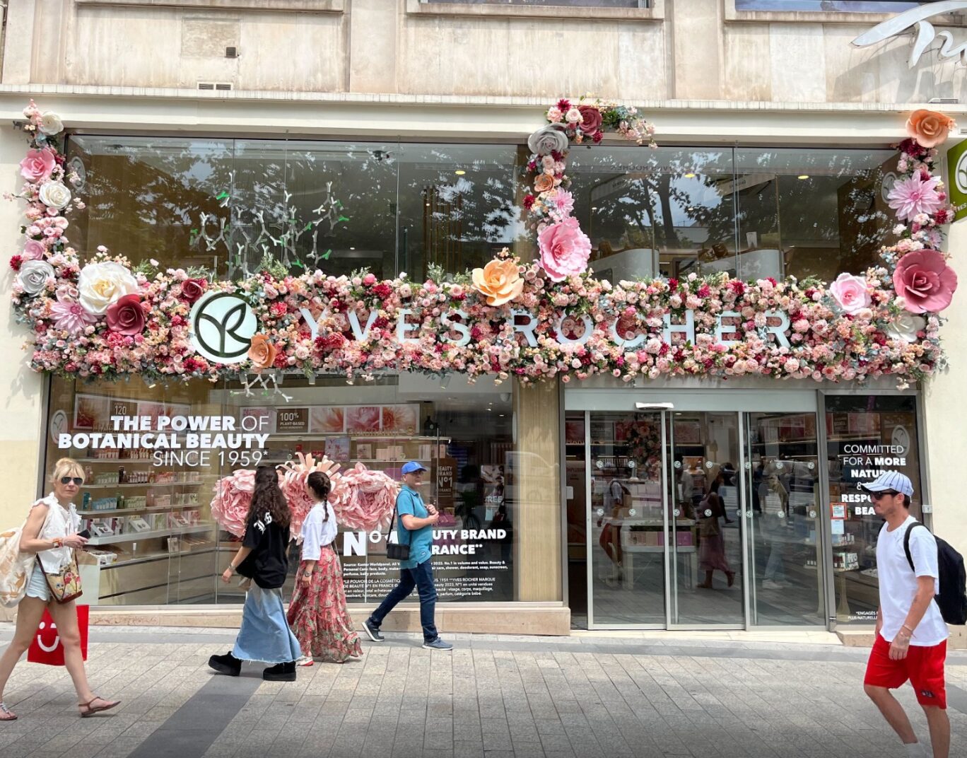 Fleurs monumentales réalisées sur mesure pour la façade Yves Rocher des Champs-Élysées