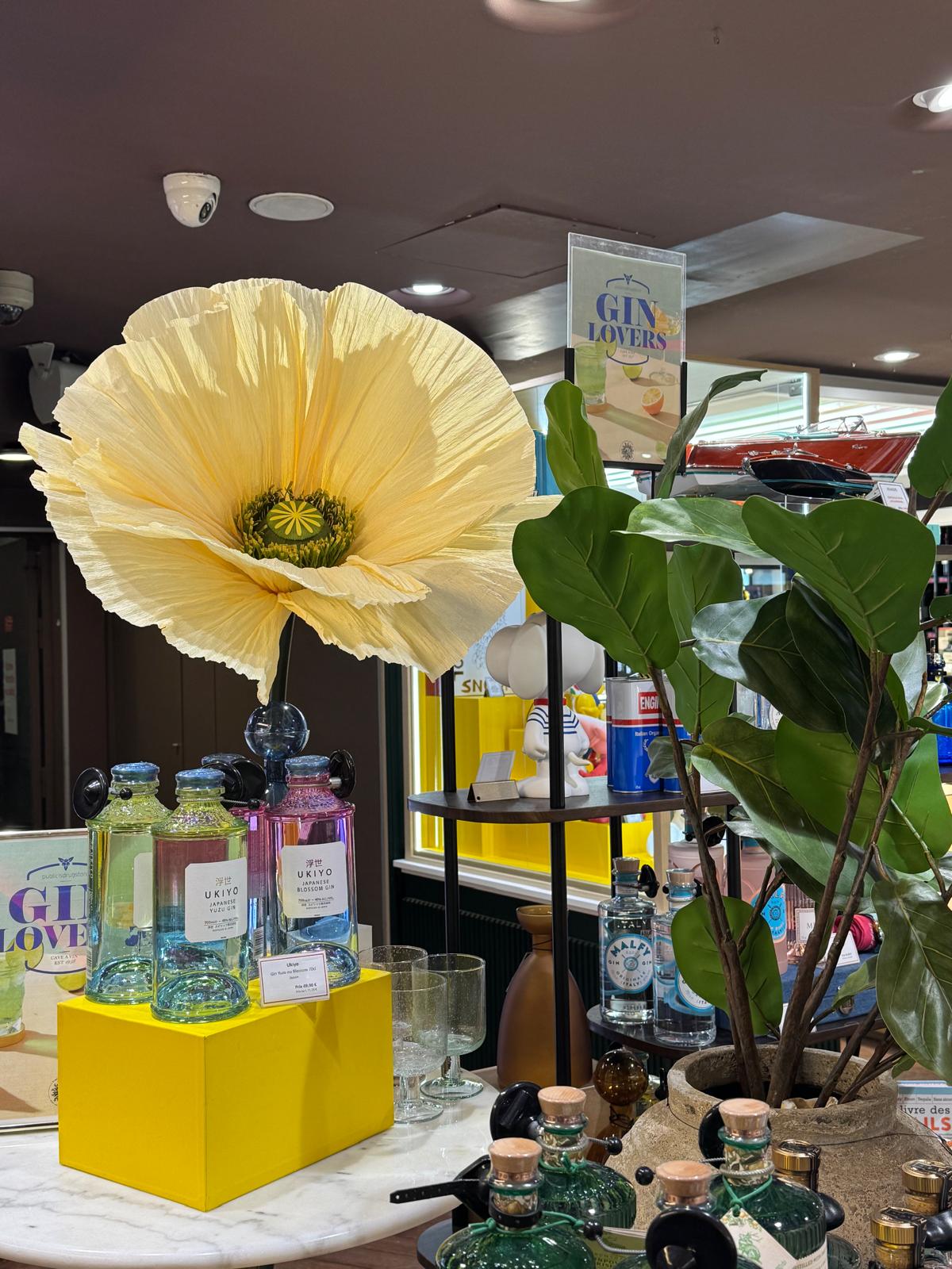 Fleur monumentale jaune en papier pour décoration de vitrine