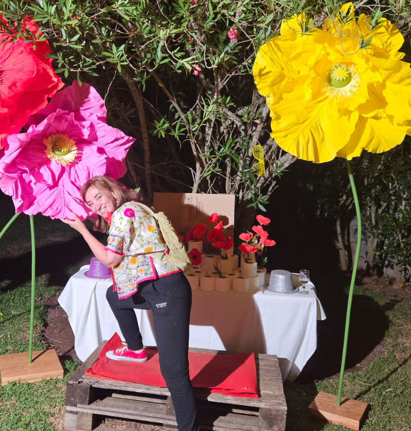 Pirina Latchkova parmi ses créations florales en papier
